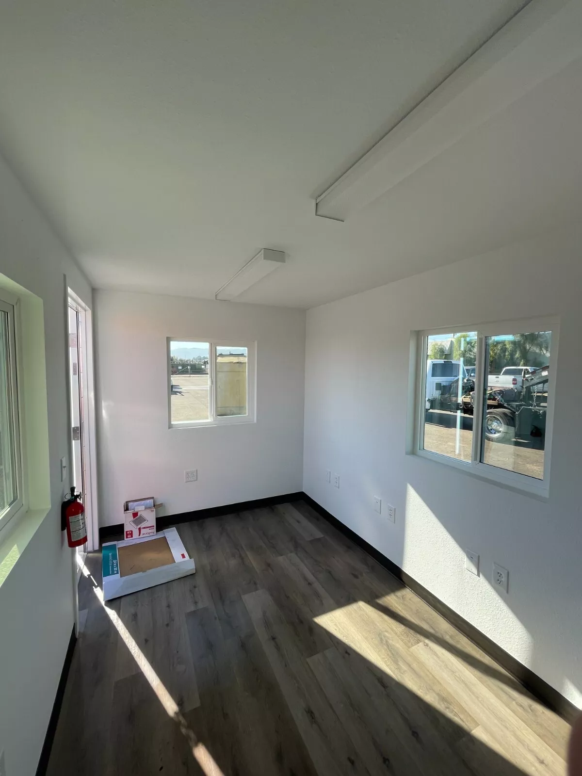 20ft Office in Refurbished Shipping Container – Portable, Secure & Fully Equipped Workspace - Image 10