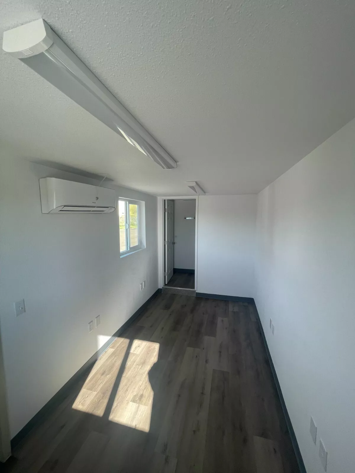 20ft Office in Refurbished Shipping Container – Portable, Secure & Fully Equipped Workspace - Image 8